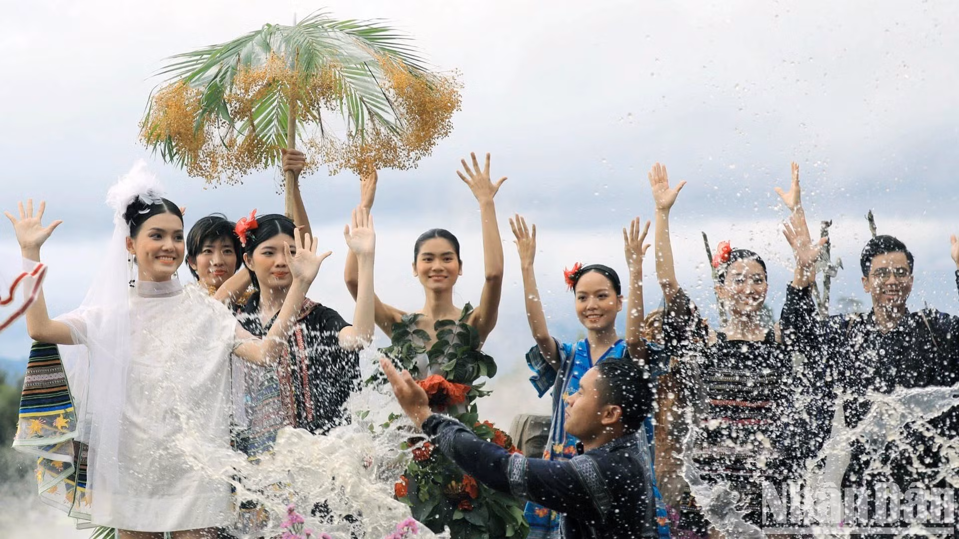 Председатель Народного комитета г. Далата Данг Куанг Ту выразил надежду, что программа сможет передать и выразить желание сохранять и продвигать уникальные культурные ценности этнических меньшинств Центрального нагорья. Председатель Народного комитета г. Далата Данг Куанг Ту выразил надежду, что программа сможет передать и выразить желание сохранять и продвигать уникальные культурные ценности этнических меньшинств Центрального нагорья.