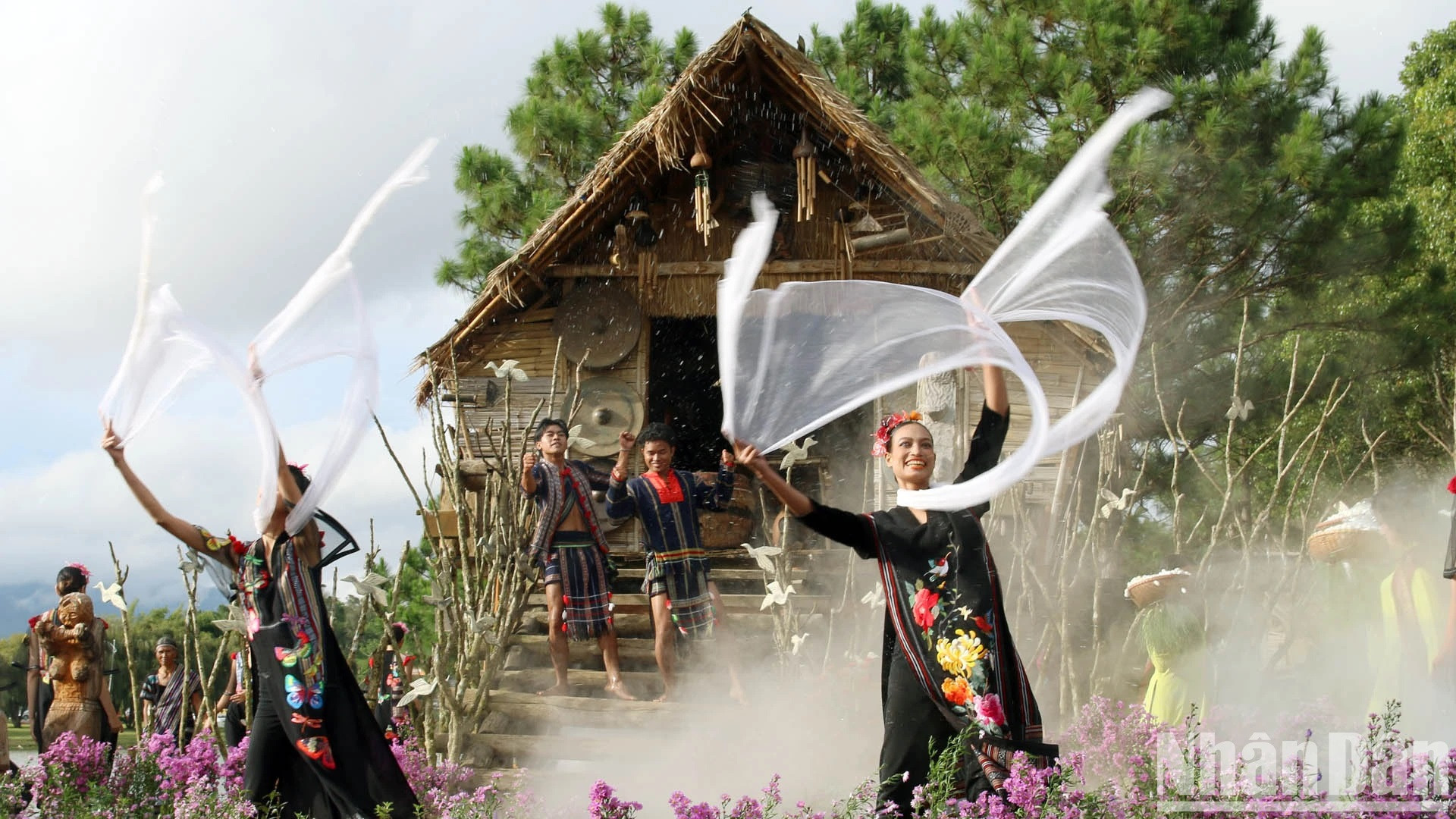 В показе приняли участие 40 художников, актеров и моделей. В показе приняли участие 40 художников, актеров и моделей.