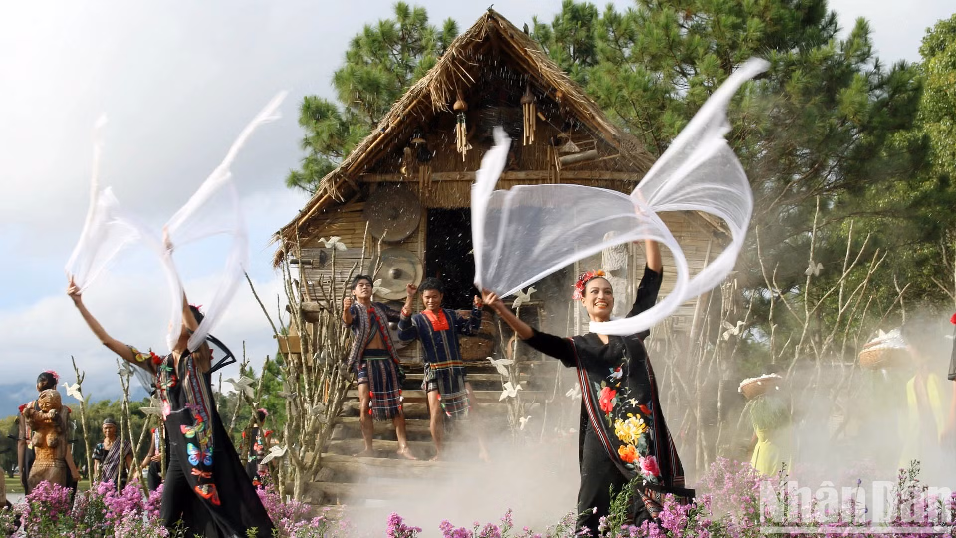 В показе приняли участие 40 художников, актеров и моделей. В показе приняли участие 40 художников, актеров и моделей.