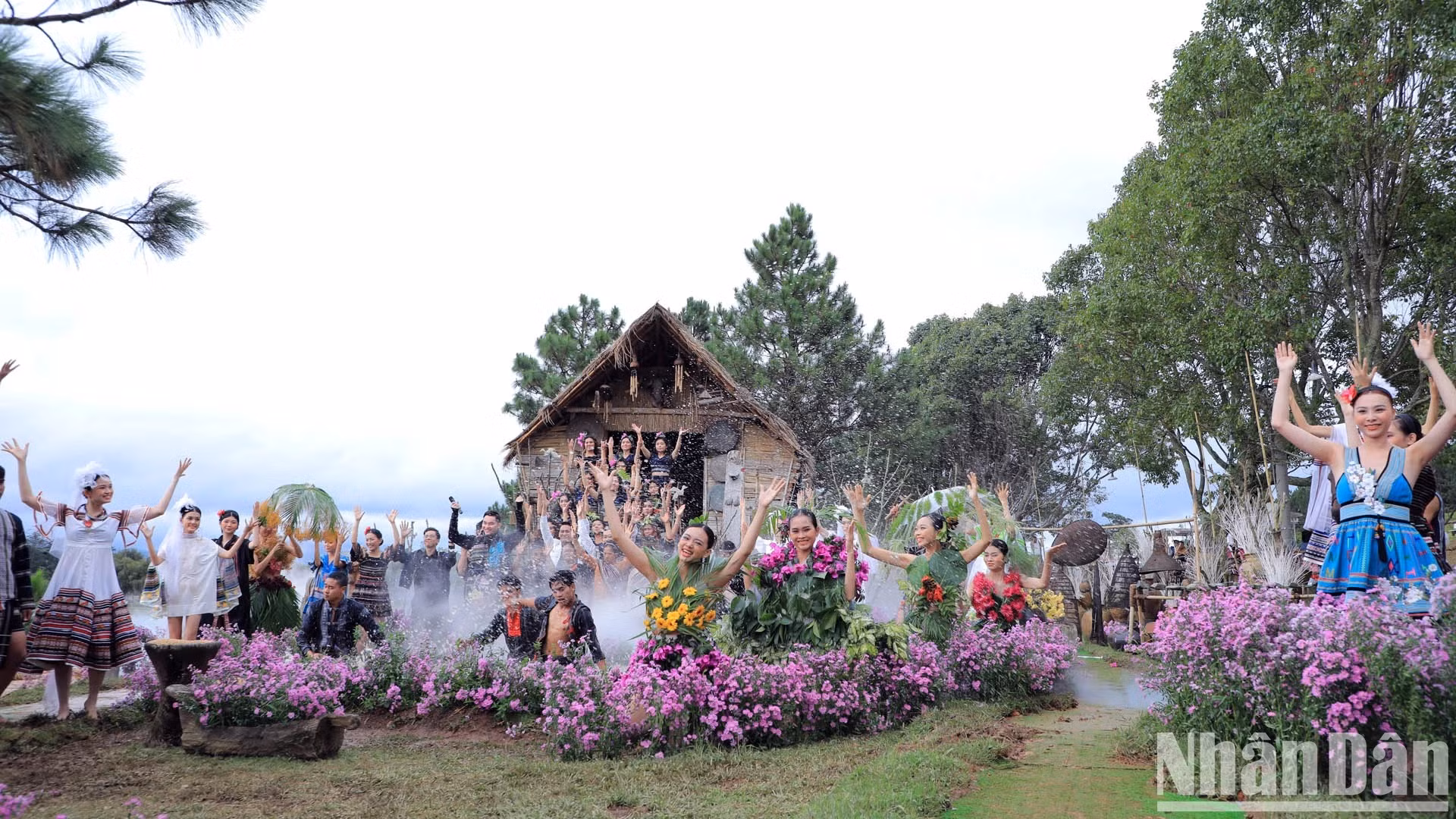 Мероприятие организовано Народным комитетом г. Далата и ООО Vietnam Silk House. Мероприятие организовано Народным комитетом г. Далата и ООО Vietnam Silk House.