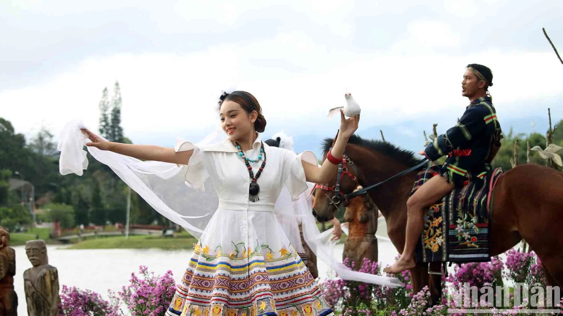 Также в пространстве «Рай Тэйнгуен» публика насладилась гениальным сочетанием пейзажных картин Далата на шелковом фоне Vietnam Silk House. Также в пространстве «Рай Тэйнгуен» публика насладилась гениальным сочетанием пейзажных картин Далата на шелковом фоне Vietnam Silk House.