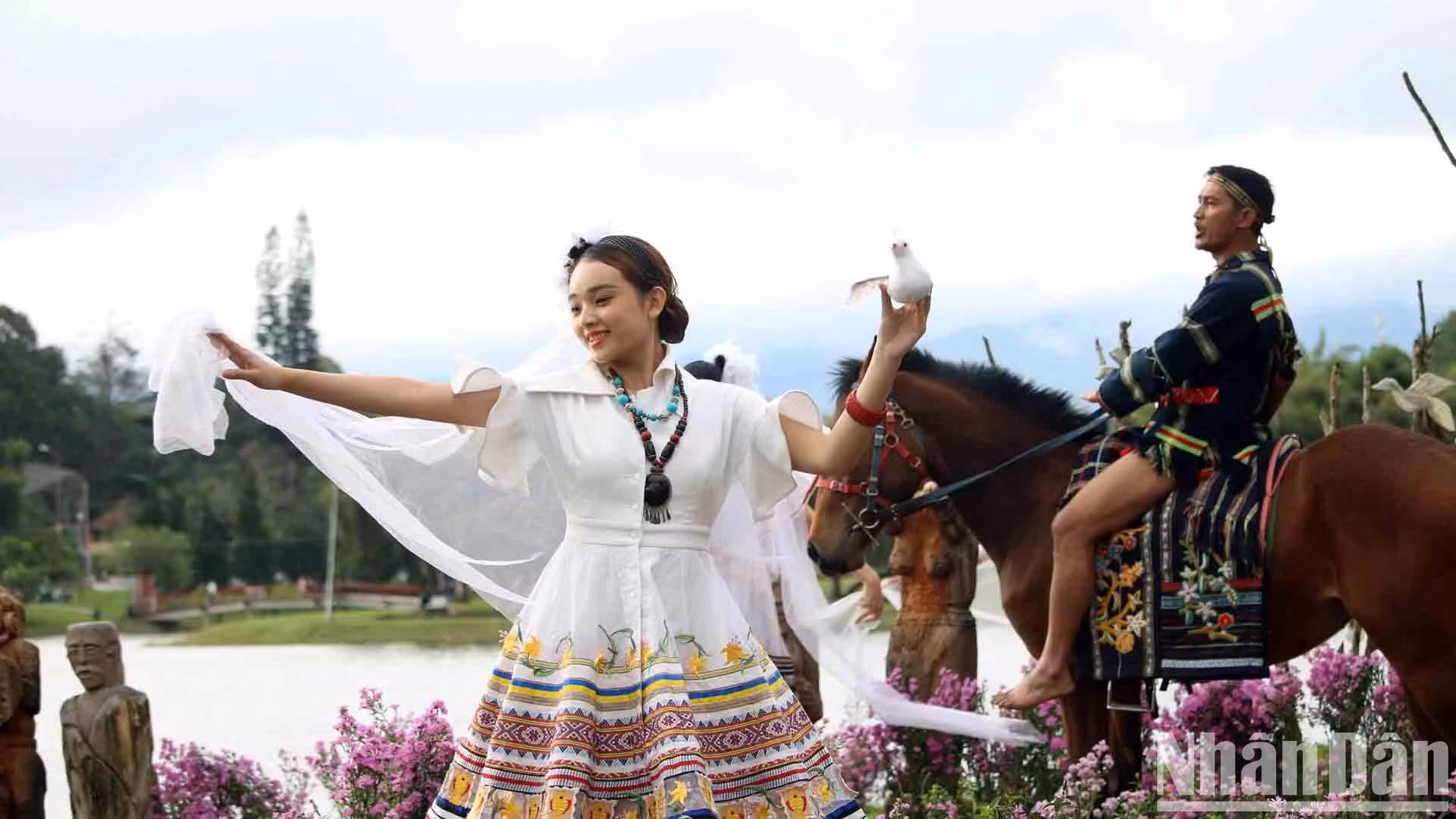 Также в пространстве «Рай Тэйнгуен» публика насладилась гениальным сочетанием пейзажных картин Далата на шелковом фоне Vietnam Silk House. Также в пространстве «Рай Тэйнгуен» публика насладилась гениальным сочетанием пейзажных картин Далата на шелковом фоне Vietnam Silk House.