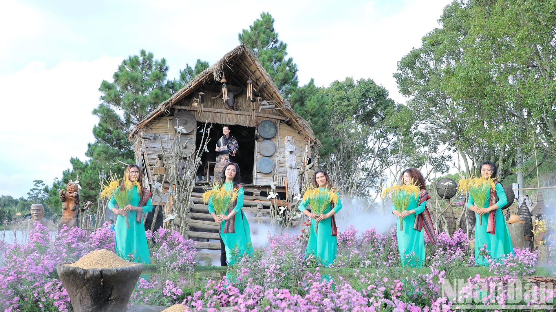 Выступление посреди романтического пространства. Выступление посреди романтического пространства.