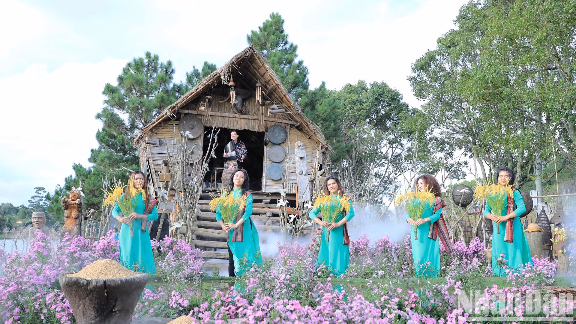 Выступление посреди романтического пространства. Выступление посреди романтического пространства.