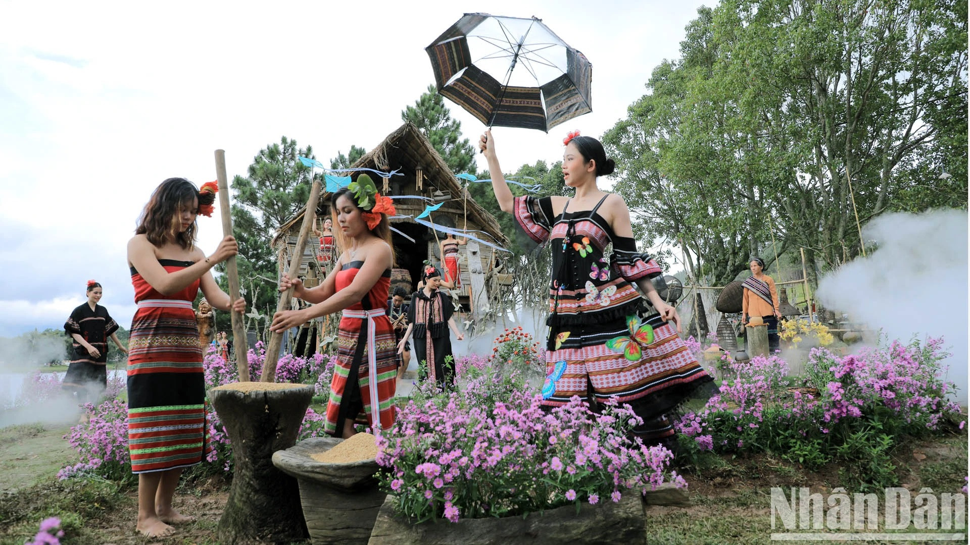 В этом пространстве жители горного города Далат и туристы не раз наслаждались вечеринками мод из парчи и шелка Баолок. В этом пространстве жители горного города Далат и туристы не раз наслаждались вечеринками мод из парчи и шелка Баолок.
