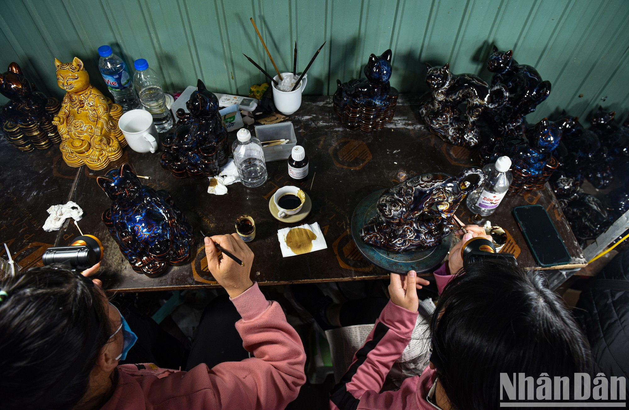 После нагревания кошки будут иметь свой цвет, и их переносят в мастерскую для покраски золотой краской. После нагревания кошки будут иметь свой цвет, и их переносят в мастерскую для покраски золотой краской.