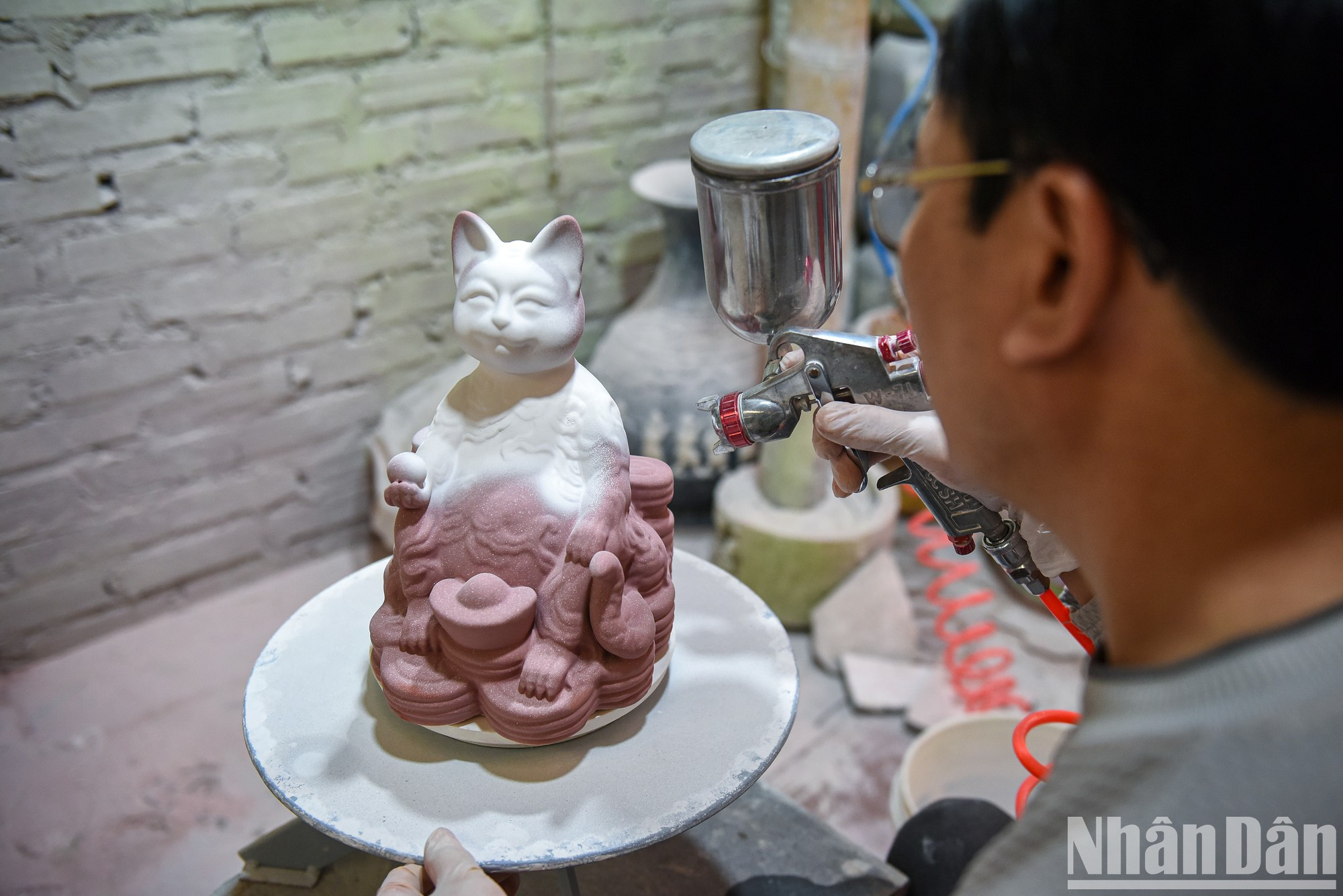 Все этапы осуществляются ремесленниками полностью вручную, поэтому каждое готовое изделие имеет свои особенности. Все этапы осуществляются ремесленниками полностью вручную, поэтому каждое готовое изделие имеет свои особенности.