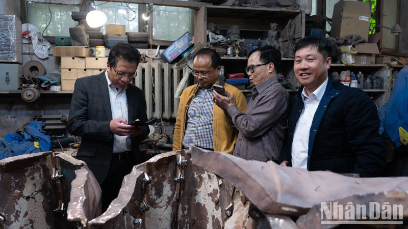 Представители Посольства Вьетнама и вьетнамской диаспоры в России внимательно следили за проектом строительства статуи. Представители Посольства Вьетнама и вьетнамской диаспоры в России внимательно следили за проектом строительства статуи.