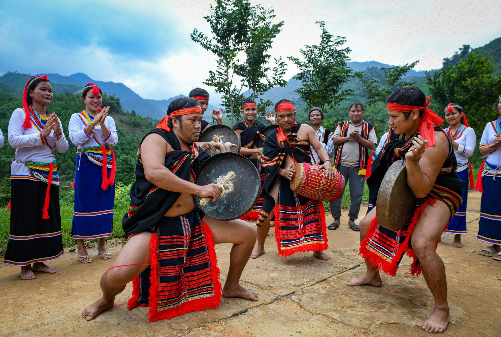 Представители народности Ко танцуют с гонгами. Фото: Тхань Дат