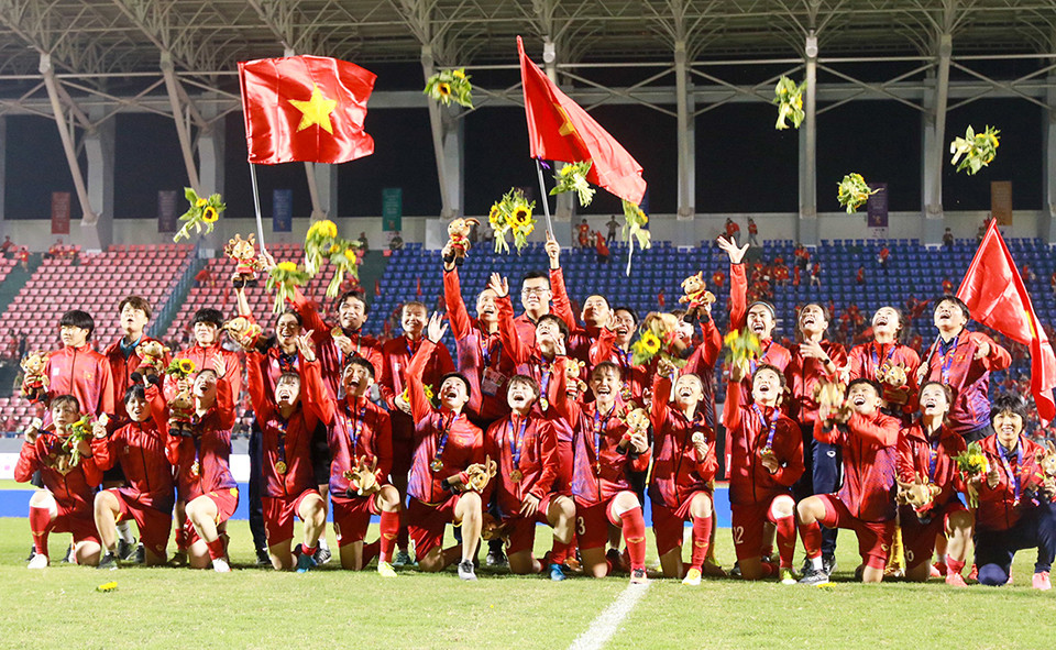 Женская сборная Вьетнама по футболу успешно защитила золотую медаль на SEA Games 31. Фото: VFF Женская сборная Вьетнама по футболу успешно защитила золотую медаль на SEA Games 31. Фото: VFF