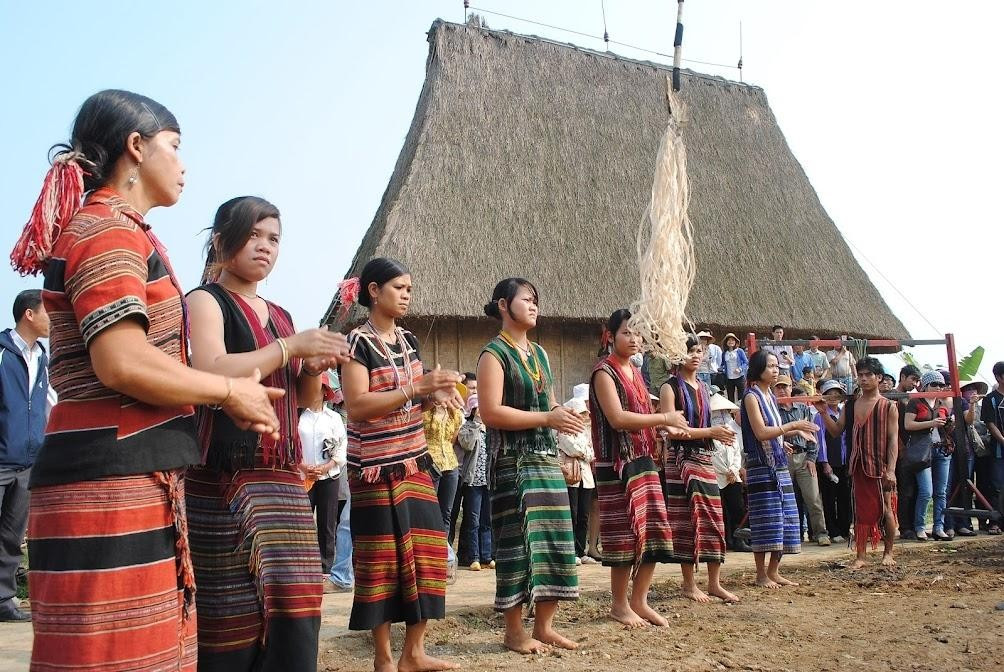 Ритуал в честь нового дома. Фото: baodantoc.vn