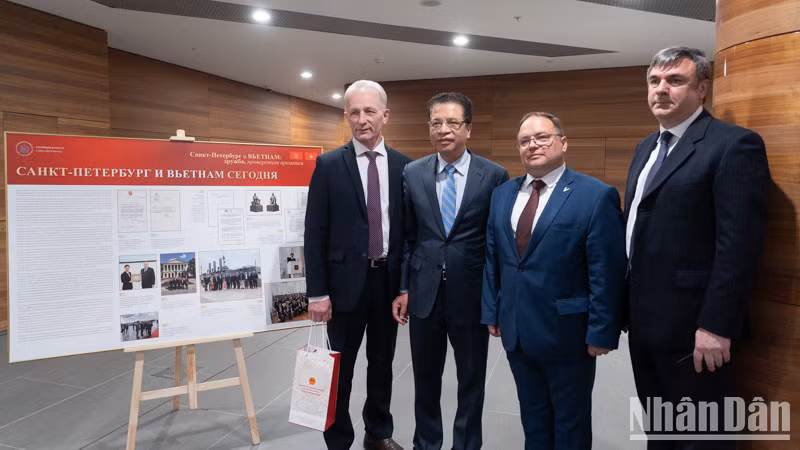 Председатель Архивного комитета Санкт‑Петербурга Петр Тищенко (второй справа) и Заместитель председателя Комитета по внешним связям Санкт‑Петербурга Вячеслав Калганов (крайний справа).