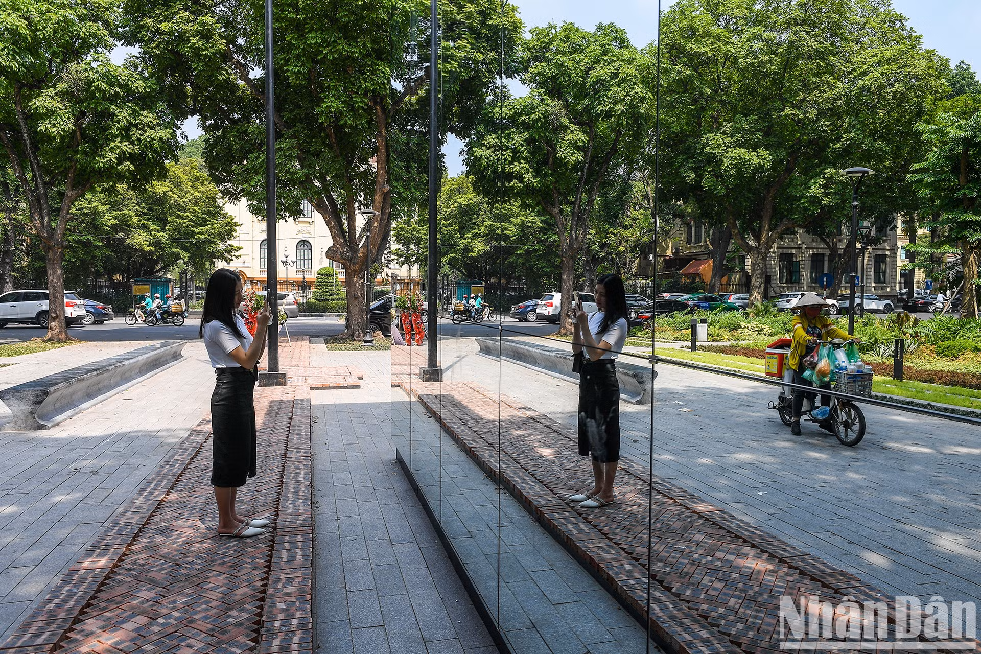 Не только местные жители, но и иностранные туристы проявляют интерес и останавливаются, чтобы запечатлеть интересные моменты отражения в зеркале.