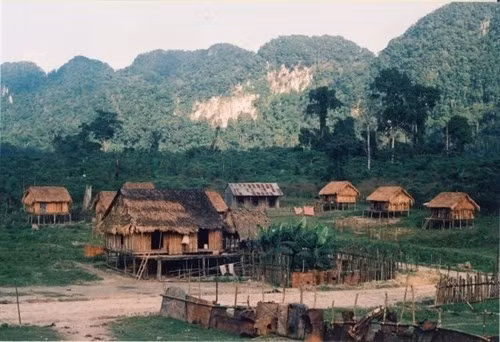 Деревня представителей народности Тьыт в провинции Куангбинь. Фото: dantocmiennui.vn