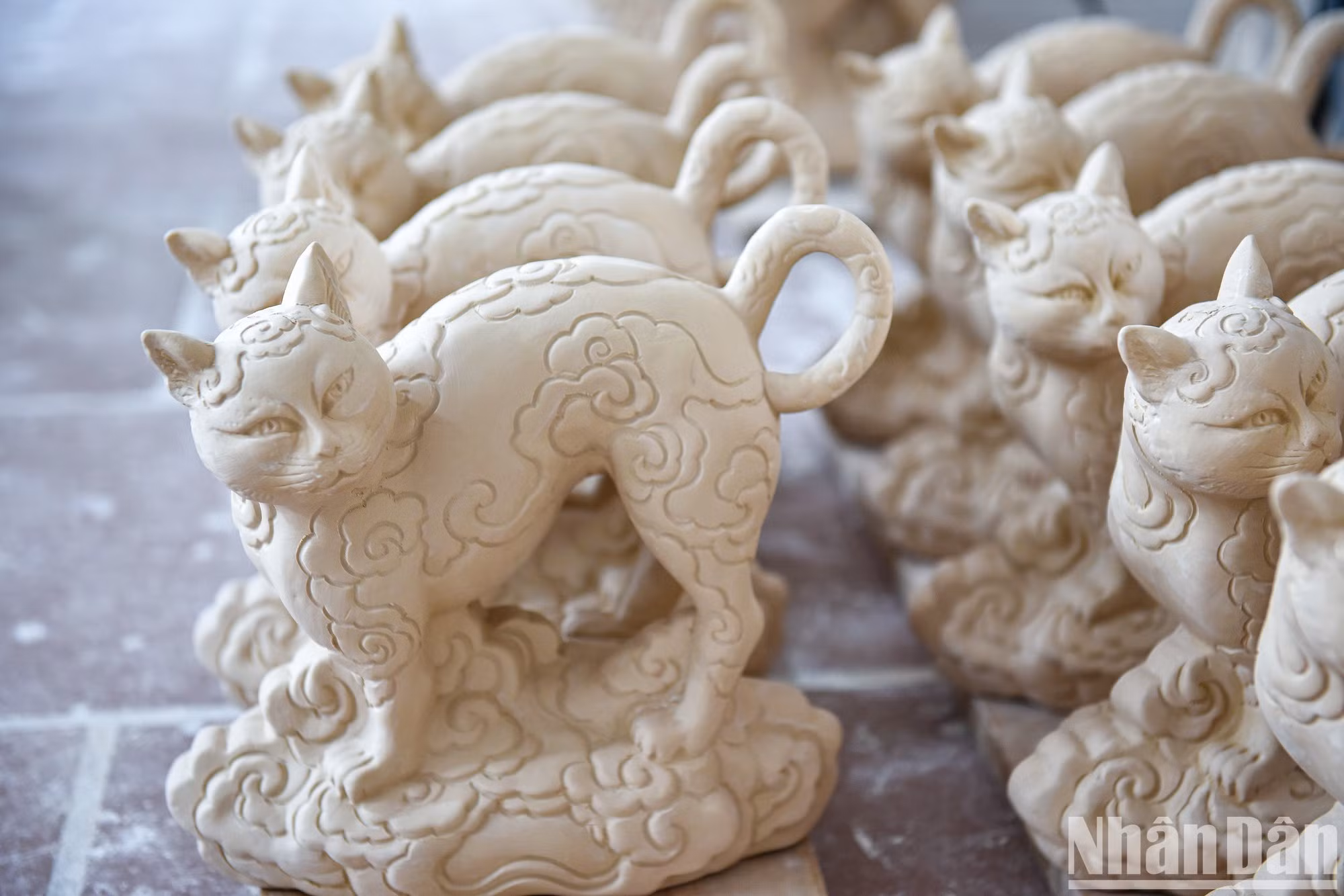 В эти дни в гончарной деревне Батчанг везде можно увидеть изображение талисманов Кошки Кюи Мао по случаю Лунного Нового года.