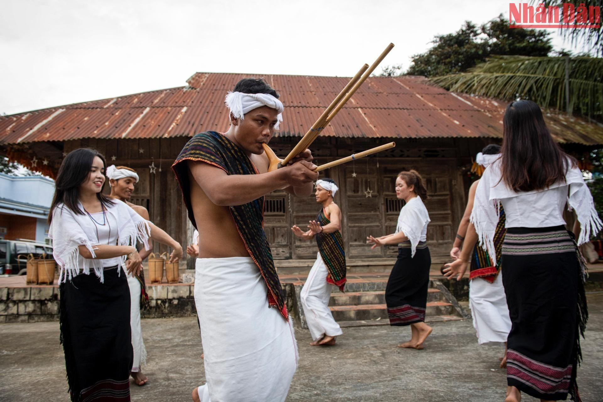 Традиционный танец Тюру. Фото: Тхань Дат Традиционный танец Тюру. Фото: Тхань Дат