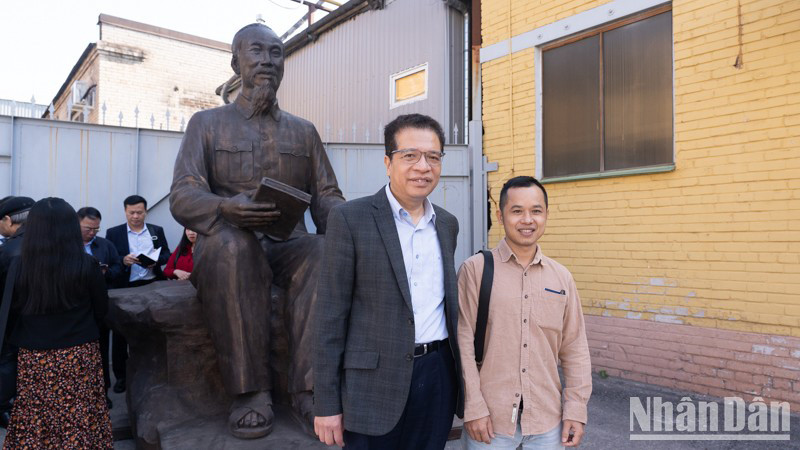 Создатель статуи, скульптор Нгуен Ван Во (справа) и Посол Вьетнама в России Данг Минь Кхой. Создатель статуи, скульптор Нгуен Ван Во (справа) и Посол Вьетнама в России Данг Минь Кхой.