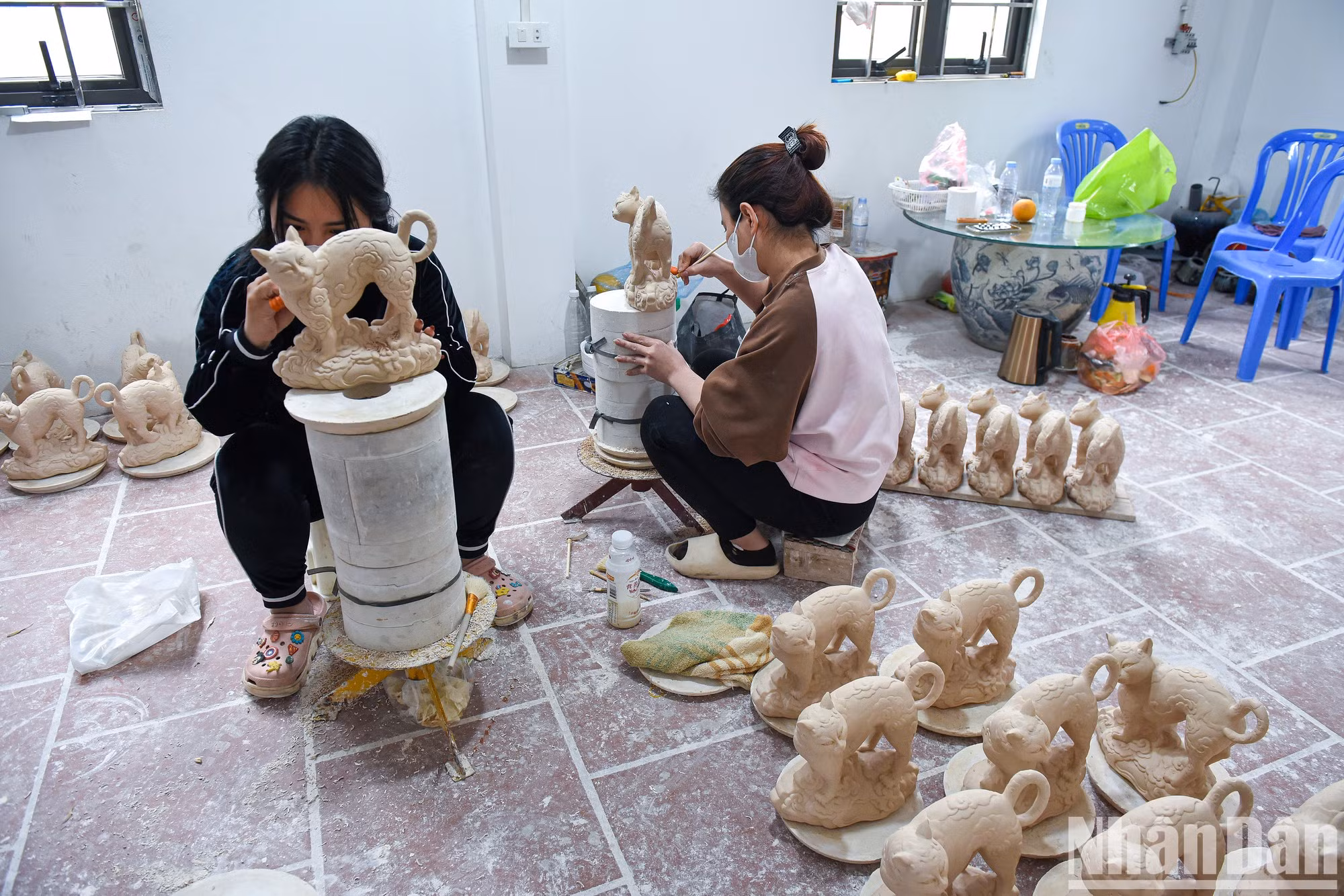 Жители гончарной деревни Батчанг срочно производят последние партии продукции для обслуживания рынка Лунного Нового года.
