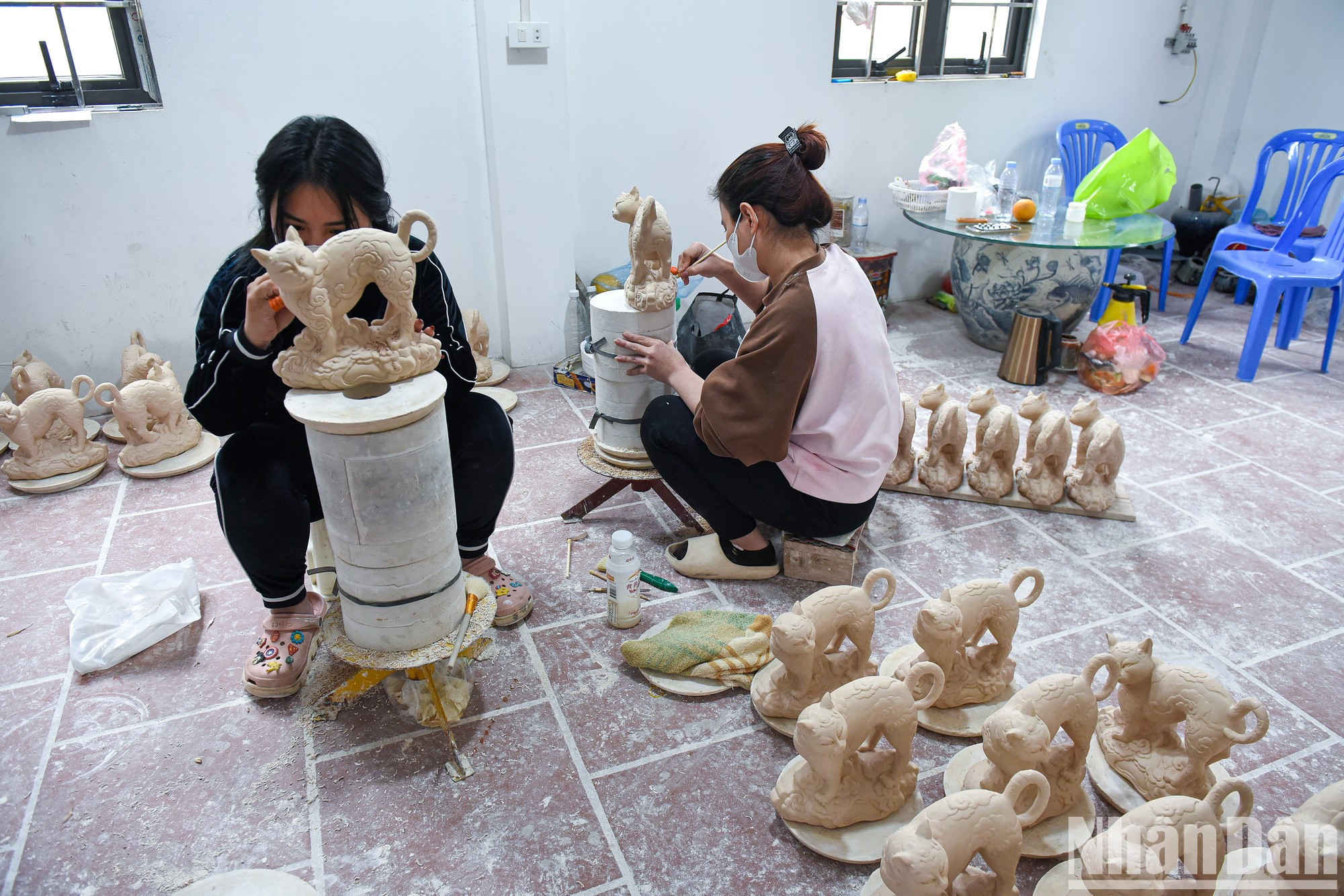 Жители гончарной деревни Батчанг срочно производят последние партии продукции для обслуживания рынка Лунного Нового года. Жители гончарной деревни Батчанг срочно производят последние партии продукции для обслуживания рынка Лунного Нового года.