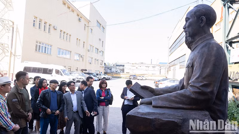 Статуя Дяди Хо высотой 3 метра будет установлена на постаменте высотой 1,5 метра на пересечении улицы Хо Ши Мина и проспекта Просвещения в Санкт-Петербурге.