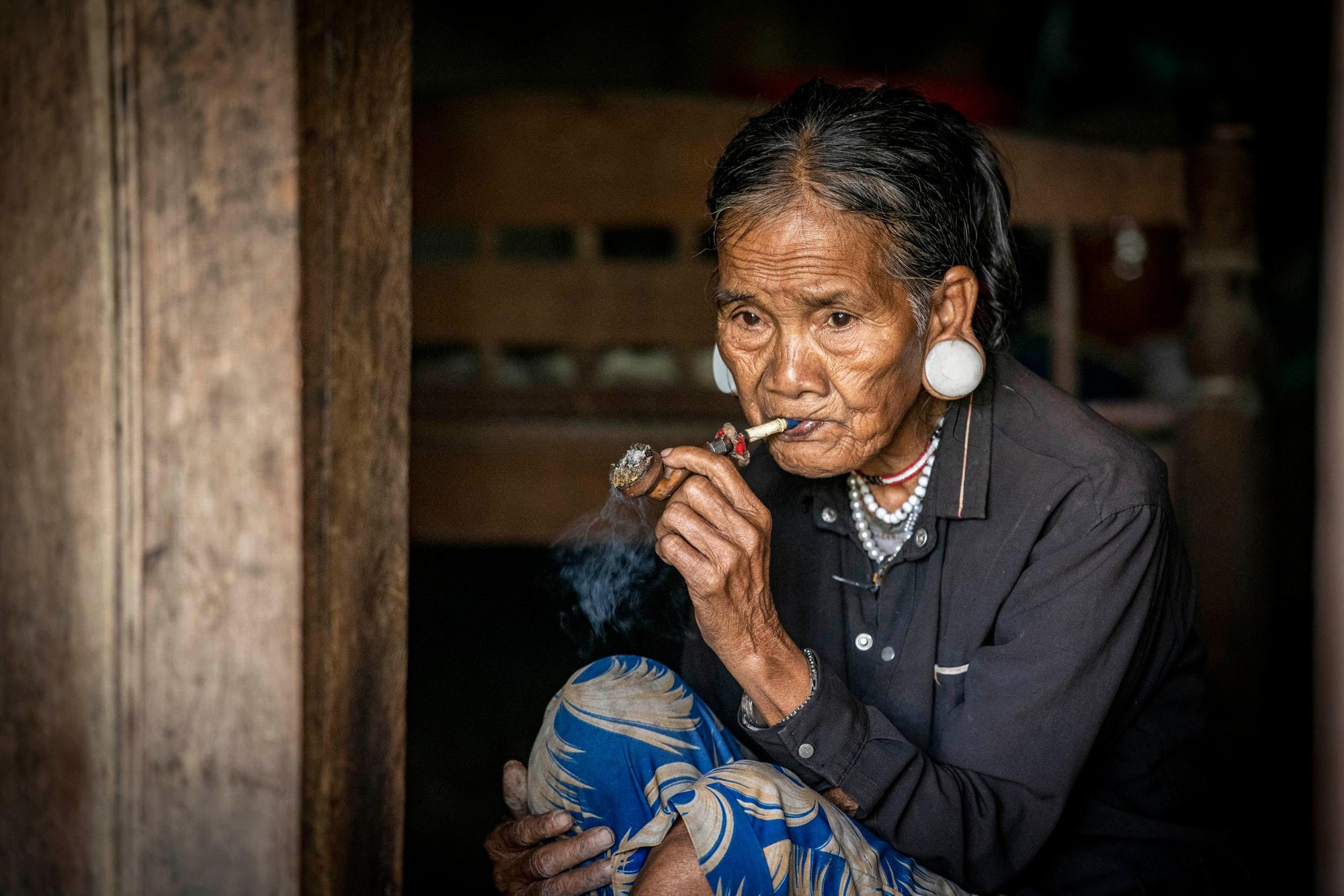 Старые брау до сих пор сохраняют обычай оттягивать уши и курить трубку. Фото: Тхань Дат