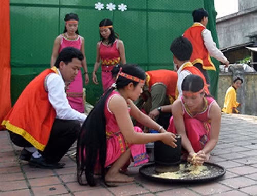 Представители народности Тьыт готовят традиционное блюдо – рис «рой». Фото: dantocmiennui.vn