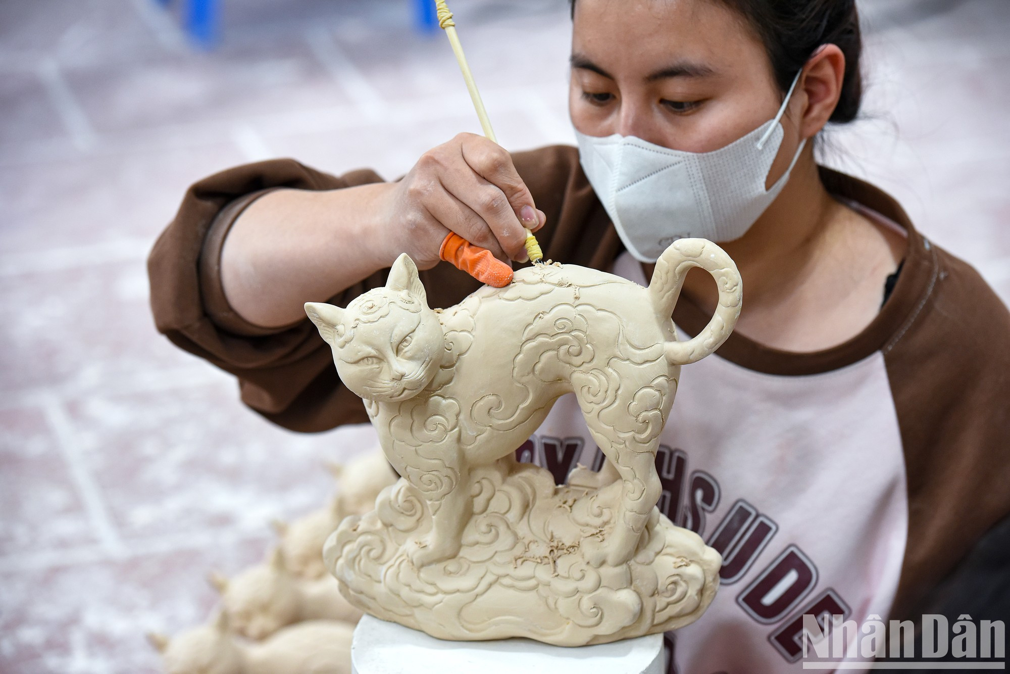 Чтобы сформировать талисман Кошки Кюи Мао со многими сложными деталями, требуется хитроумие и тщательность. Чтобы сформировать талисман Кошки Кюи Мао со многими сложными деталями, требуется хитроумие и тщательность.