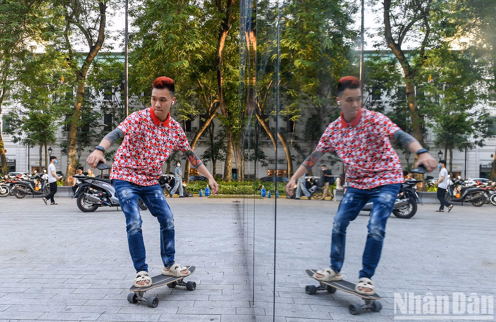 Многие жители и туристы проявляют большой интерес, когда на территории сквера Зиенхонг внезапно появился отражающий зеркальный дом.