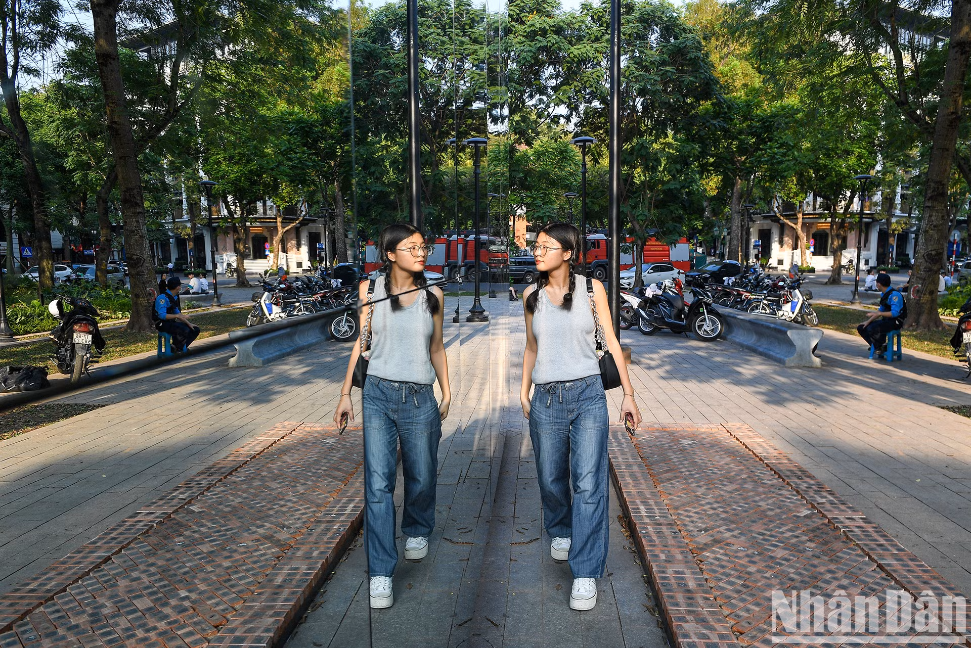 Большое зеркало, отражающее пространство с 4 сторон, вызывает интерес у молодежи.