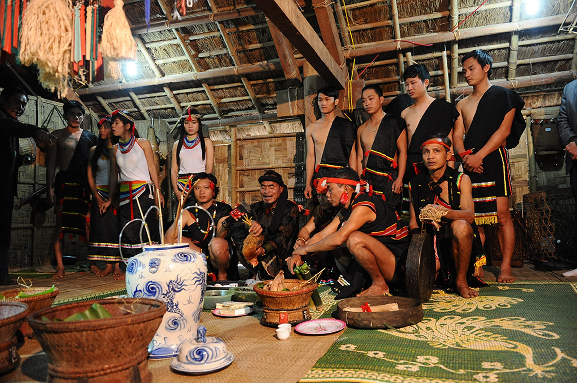 Ритуал поклонения в доме на празднике молитвы о дожде. Фото: langvanhoavietnam.vn