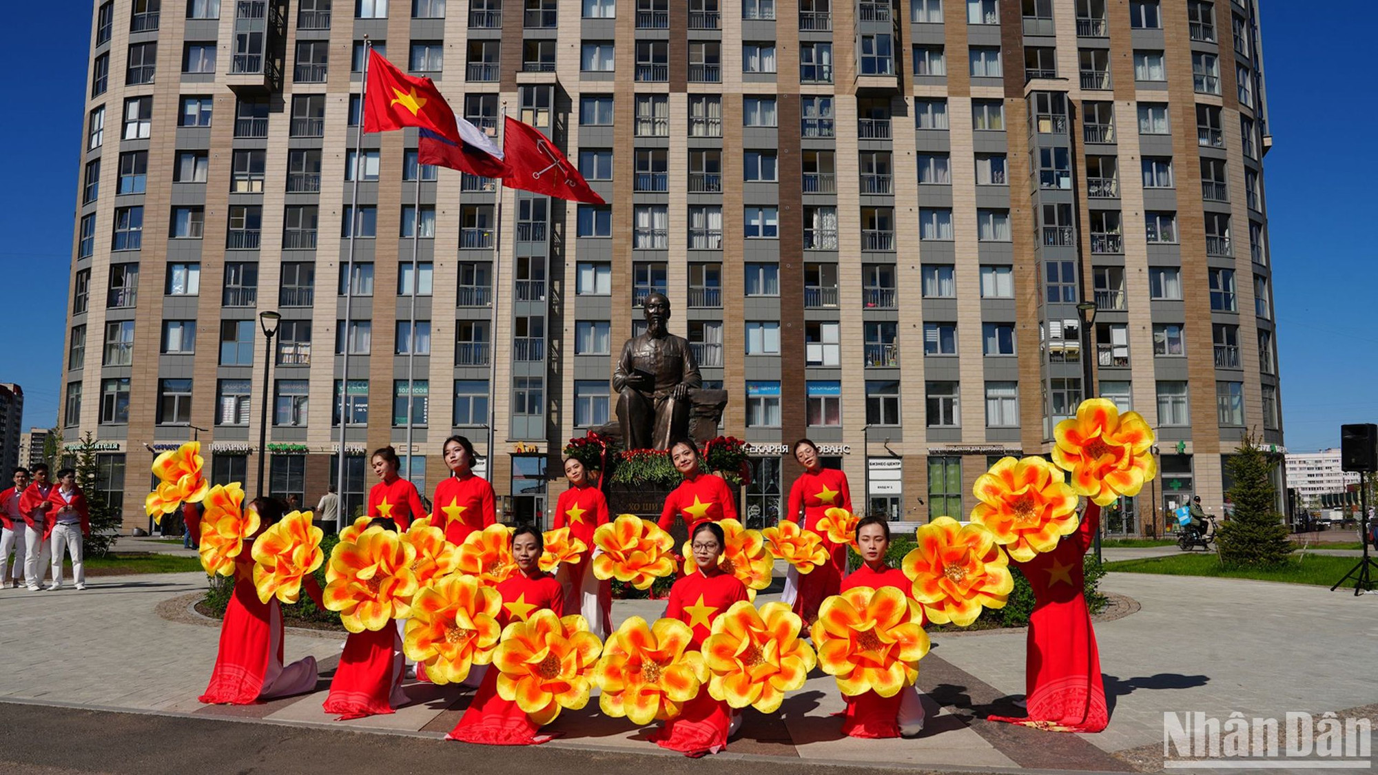 Церемония открытия памятника Президенту Хо Ши Мину в Санк-Петербурге. Фото: Суан Хынг Церемония открытия памятника Президенту Хо Ши Мину в Санк-Петербурге. Фото: Суан Хынг