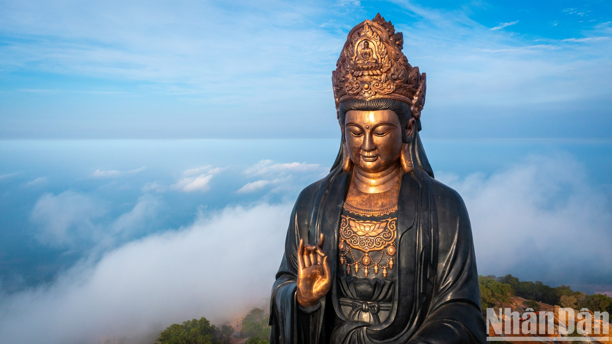 Изюминкой этой горы является статуя Будды Тэй Бо Да Шон высотой 72 метра на вершине горы, признанная Азиатской организацией рекордов самой высокой бронзовой статуей Будды в Азии.