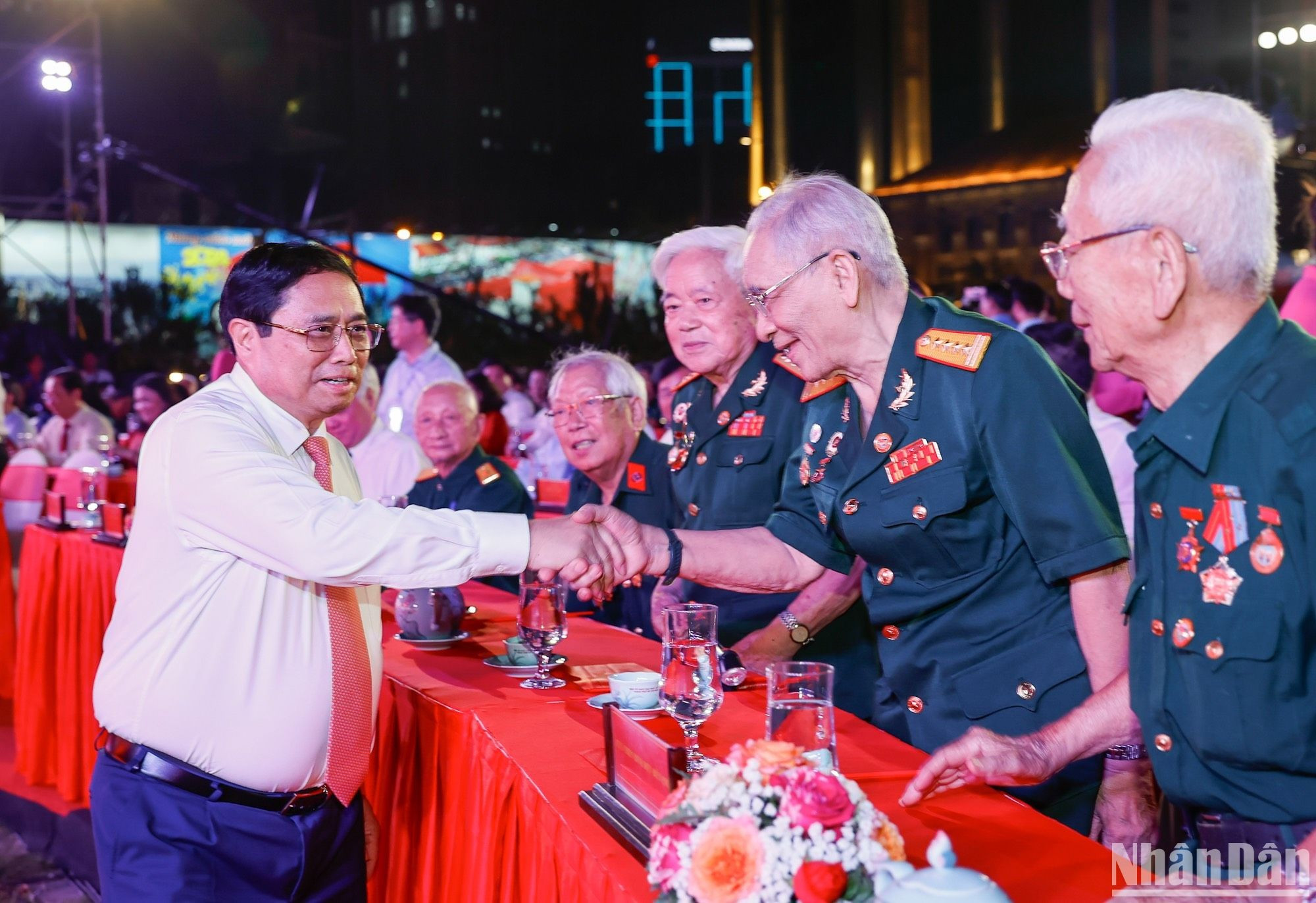 Премьер-министр Фам Минь Тьинь на мероприятии. Премьер-министр Фам Минь Тьинь на мероприятии.