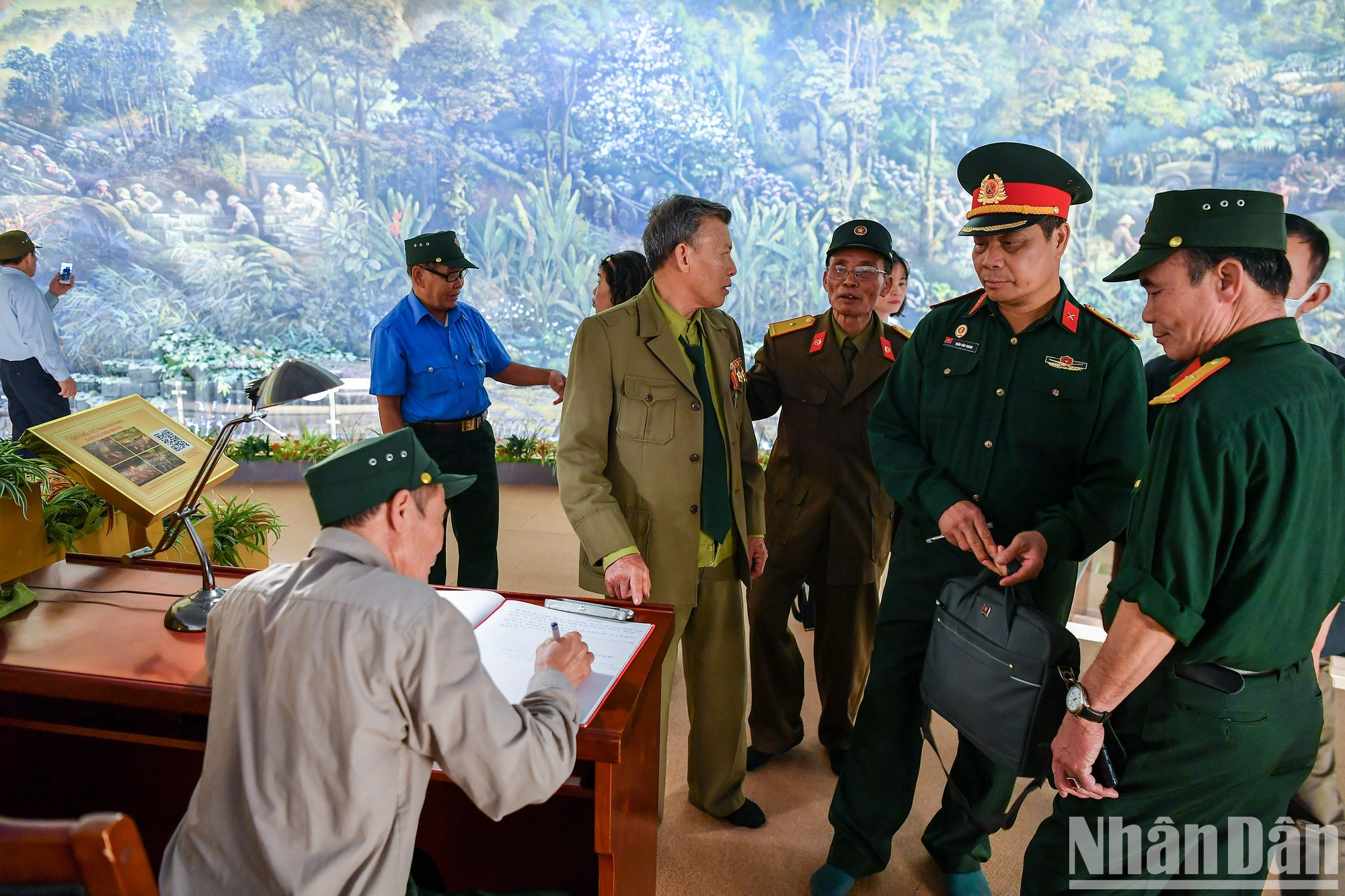 Ветераны войны делают запись в книге гостей Ветераны войны делают запись в книге гостей