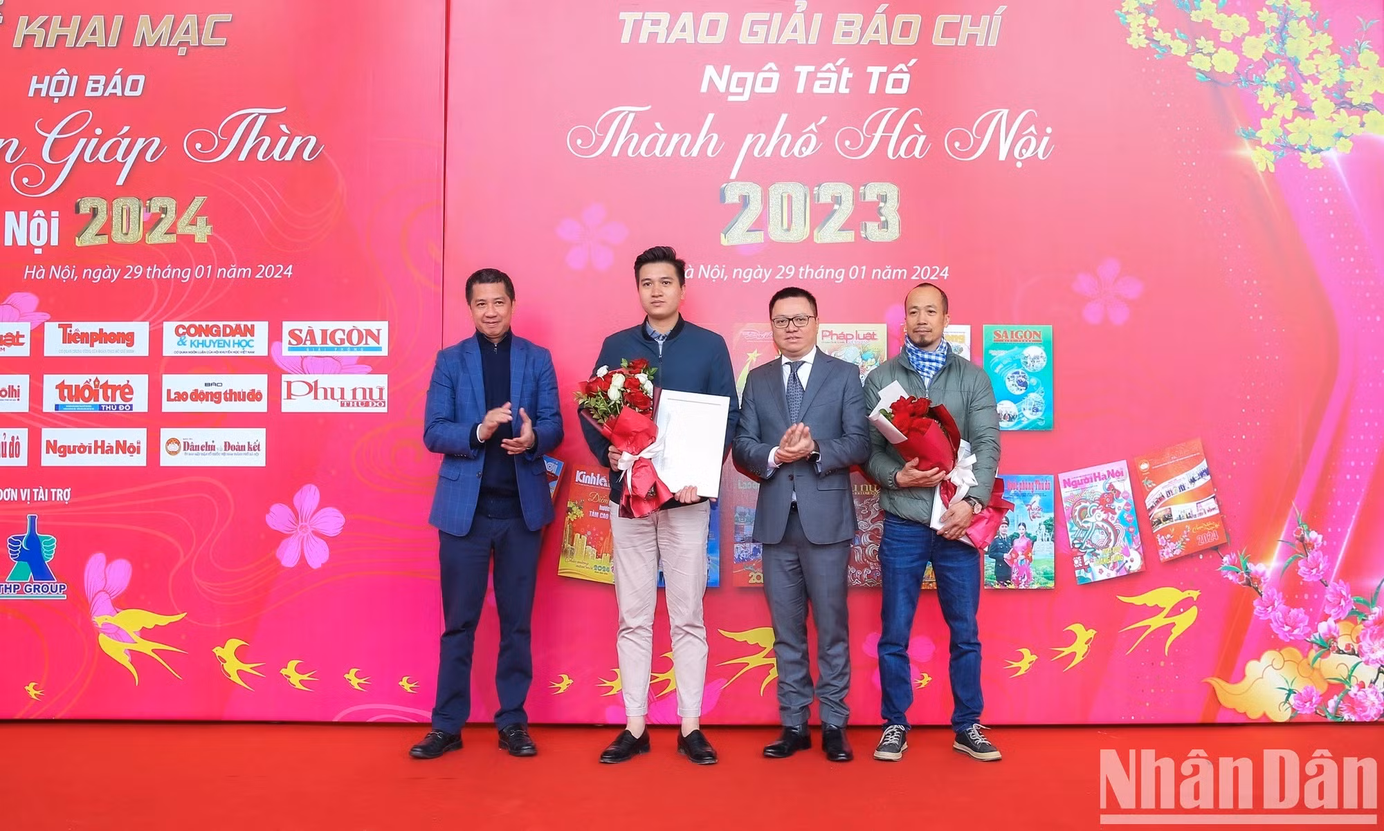 Товарищ Ле Куок Минь вручает специальную награду группе авторов из радио- и телестанции Ханоя.