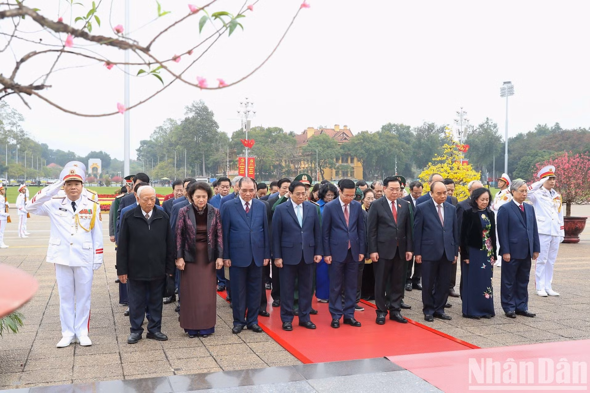 Руководители Партии и Государства почитают память Президента Хо Ши Мина.