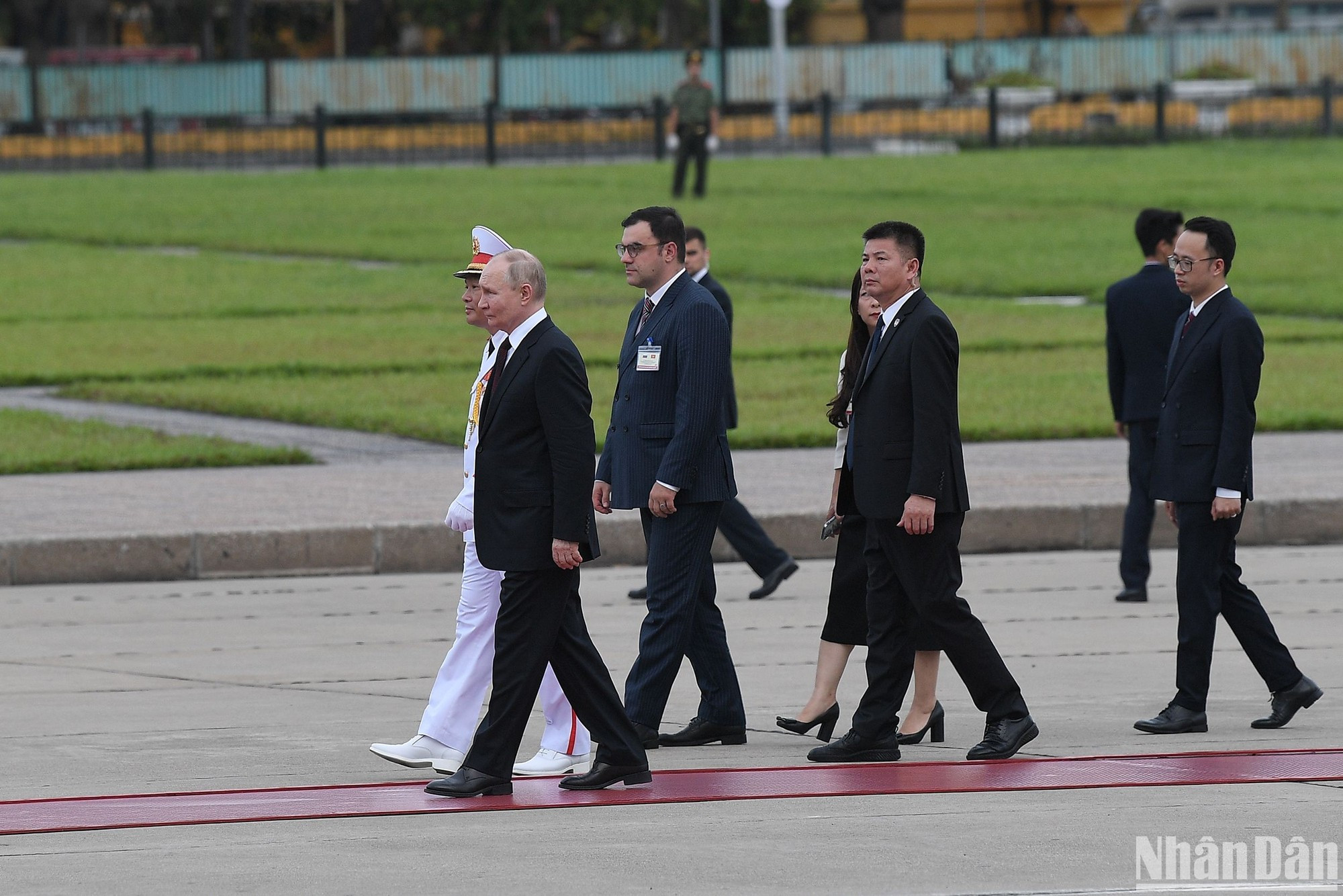 Президент Владимир Путин и делегация подходят к Мавзолею Хо Ши Мина на площади Бадинь. Президент Владимир Путин и делегация подходят к Мавзолею Хо Ши Мина на площади Бадинь.