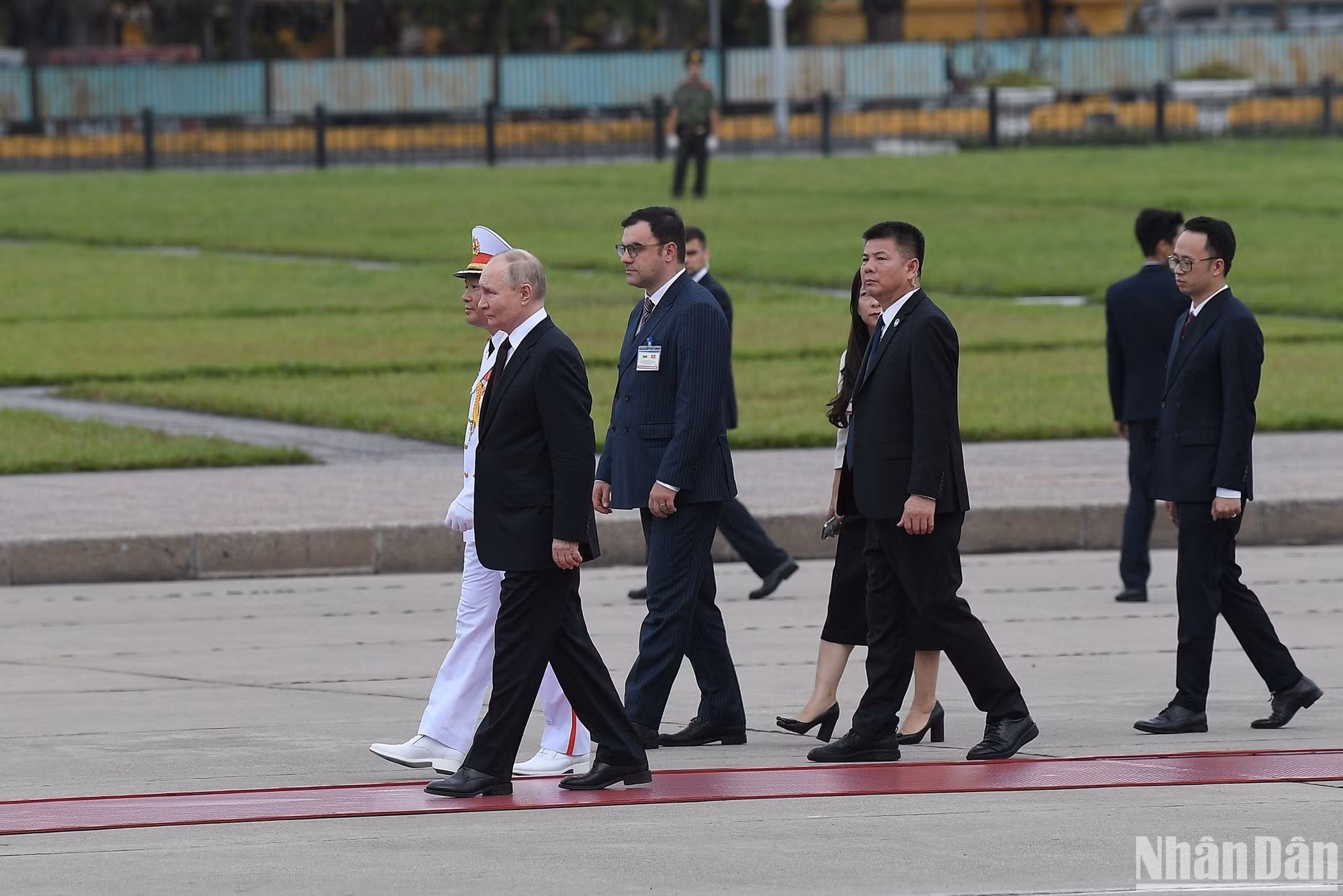 Президент Владимир Путин и делегация подходят к Мавзолею Хо Ши Мина на площади Бадинь. Президент Владимир Путин и делегация подходят к Мавзолею Хо Ши Мина на площади Бадинь.