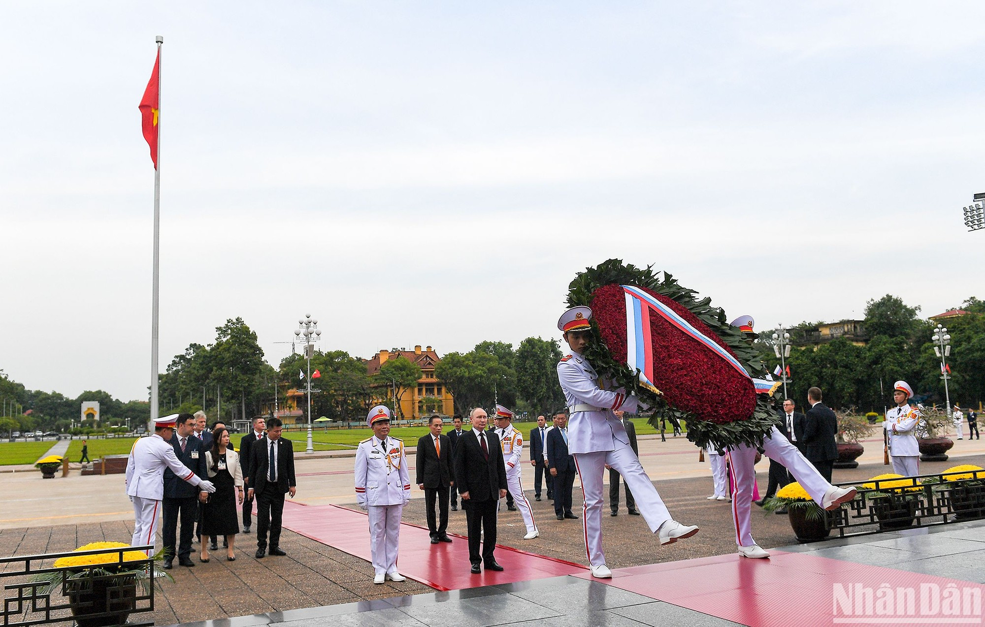 Президент Владимир Путин и делегация перед Мавзолеем Хо Ши Мина. Президент Владимир Путин и делегация перед Мавзолеем Хо Ши Мина.