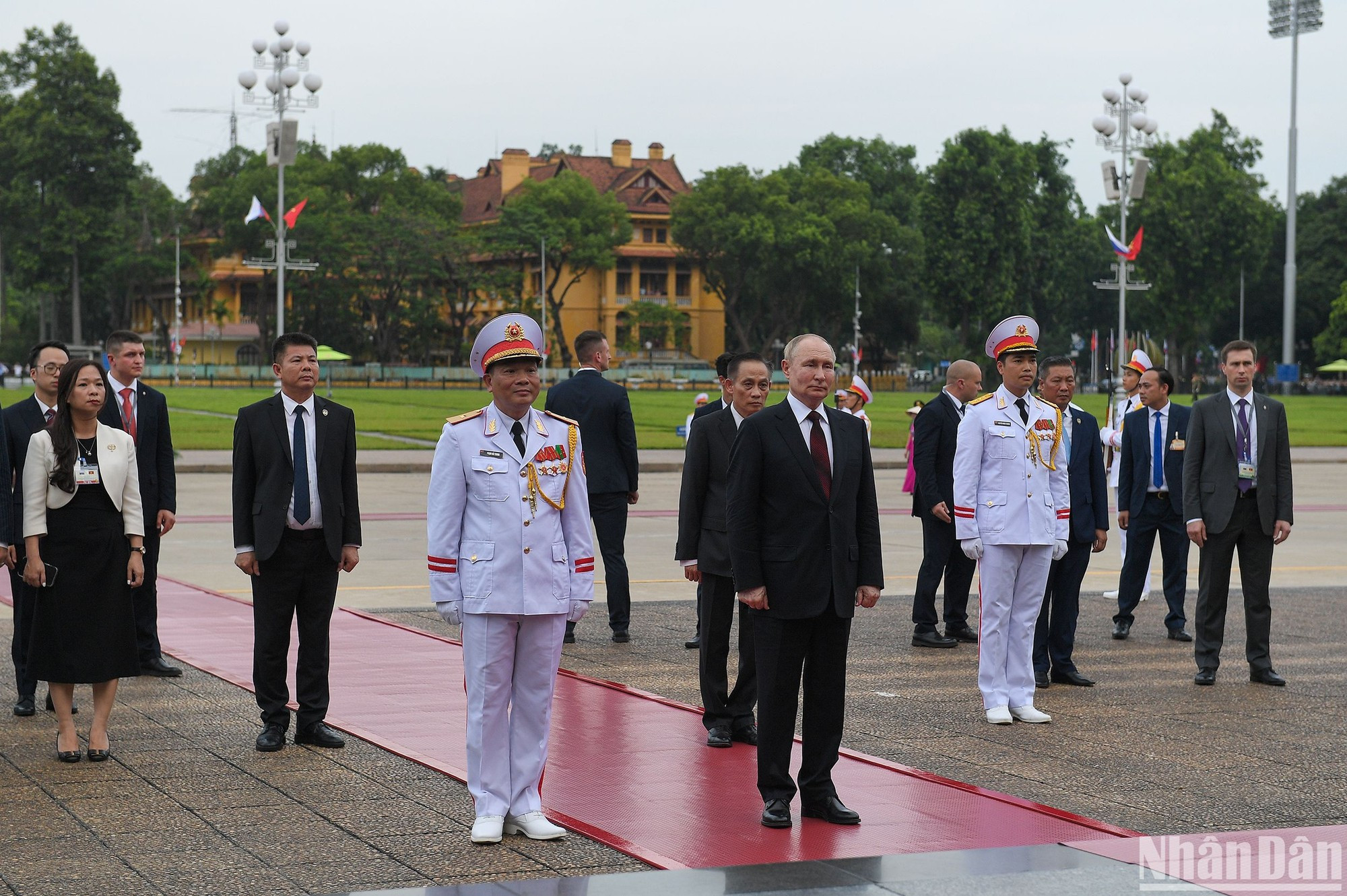 Президент Владимир Путин и делегация перед местом упокоения вьетнамского лидера – Президента Хо Ши Мина. Президент Владимир Путин и делегация перед местом упокоения вьетнамского лидера – Президента Хо Ши Мина.