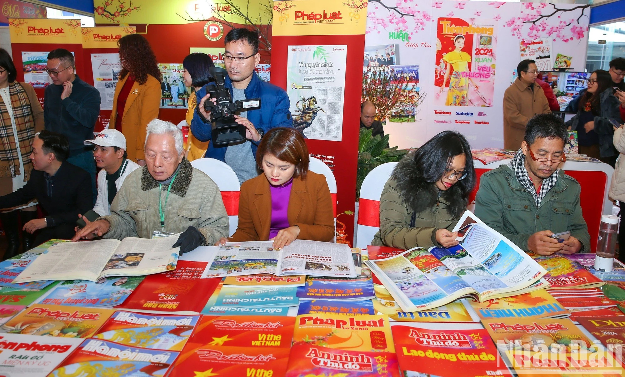 Фестиваль весенних газет 2024 года проходит 29 и 30 января во Дворце вьетнамско-советской дружбы. Фестиваль весенних газет 2024 года проходит 29 и 30 января во Дворце вьетнамско-советской дружбы.