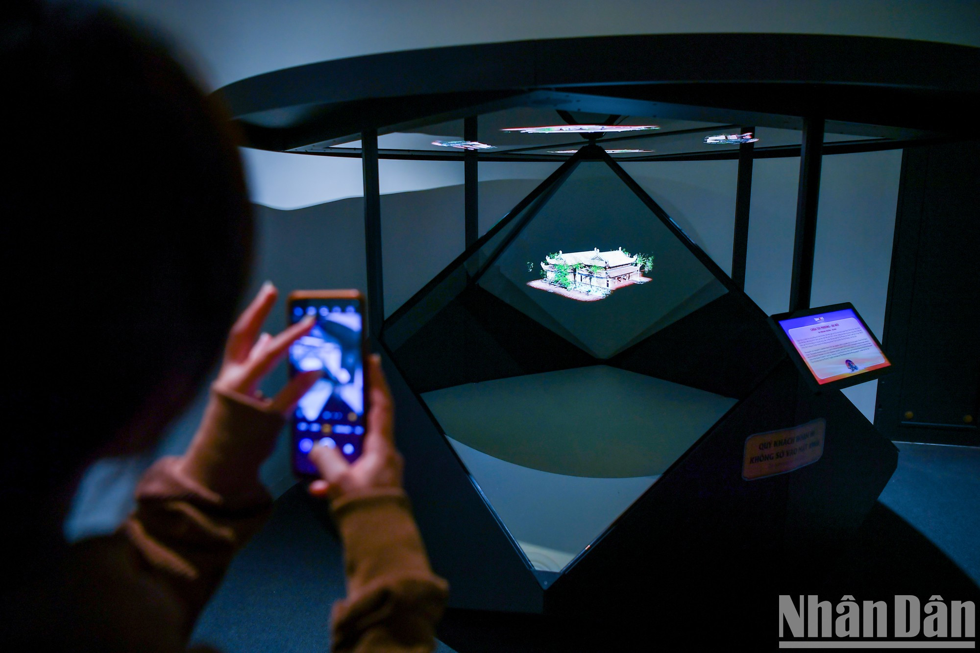 Благодаря голограмме посетители могут увидеть своими глазами знаменитые древние храмы Вьетнама. Эти технологии позволяют создавать трехмерные изображения без использования проекционного экрана или специальных очков.