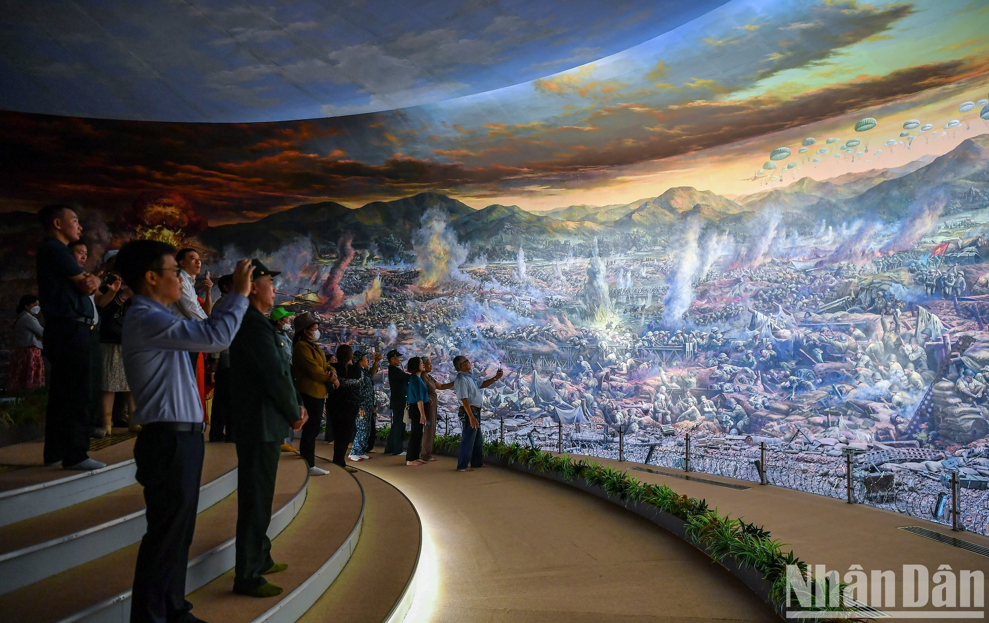 Эта монументальная панорама на стене площадью 3250 кв. м выполнена масляными красками. Около 100 художников работали над этой панорамой 2 с половиной года. Художник Нгуен Ван Мак отвечал за создание всей картины. Эта монументальная панорама на стене площадью 3250 кв. м выполнена масляными красками. Около 100 художников работали над этой панорамой 2 с половиной года. Художник Нгуен Ван Мак отвечал за создание всей картины.