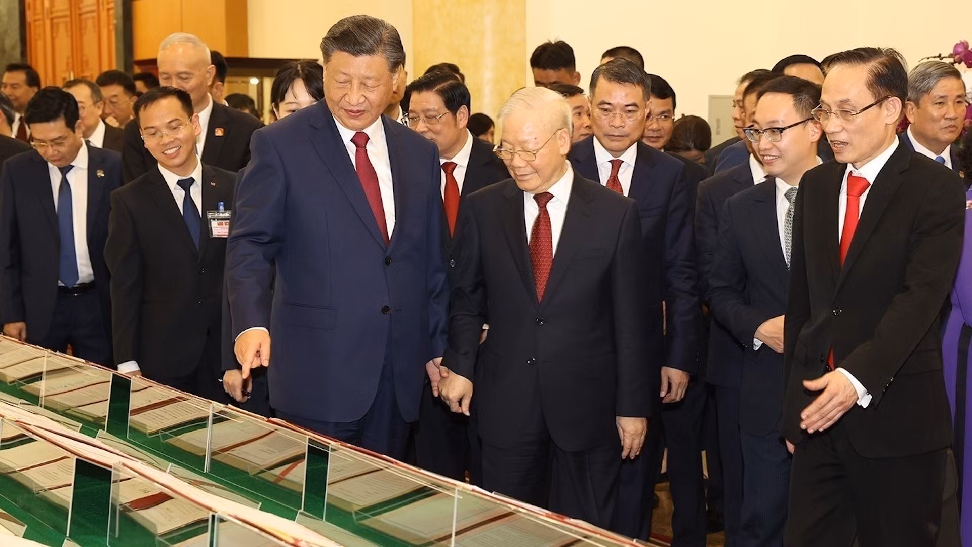 Генеральный секретарь ЦК КПВ Нгуен Фу Чонг и Генеральный секретарь ЦК КПК, Председатель КНР Си Цзиньпин изучают подписанные документы о сотрудничестве. Фото: ВИА