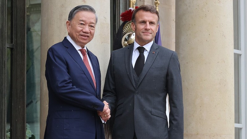 Генеральный секретарь ЦК КПВ, Президент То Лам и Президент Франции Эммануэль Макрон. Фото: ВИА