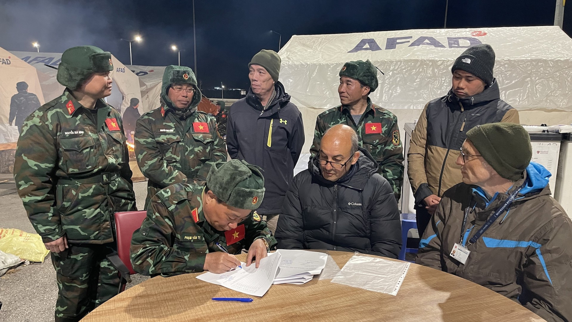 Вьетнам направил группы спасателей для выполнения аварийно-спасательных работ в Турции. Фото: ВИА Вьетнам направил группы спасателей для выполнения аварийно-спасательных работ в Турции. Фото: ВИА