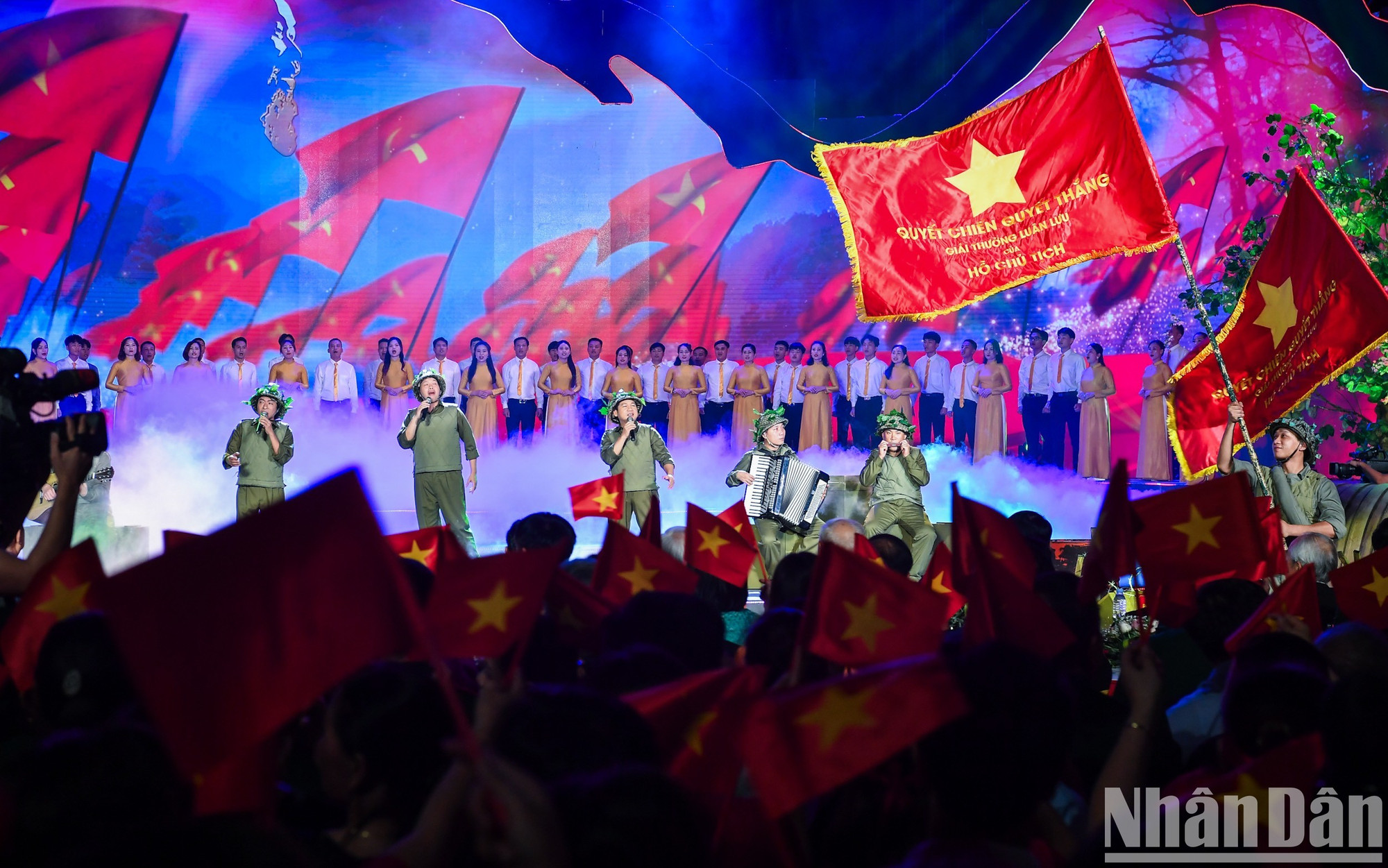 Прошла программа «Под победоносным знаменем», посвященная празднованию 70-летия победы Дьенбьенфу
