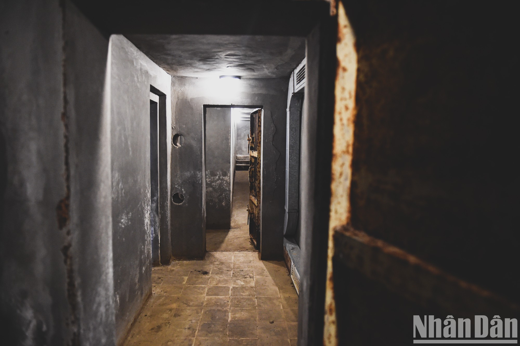 В этом небольшом подвальном помещении могло работать более десяти человек. В этом небольшом подвальном помещении могло работать более десяти человек.