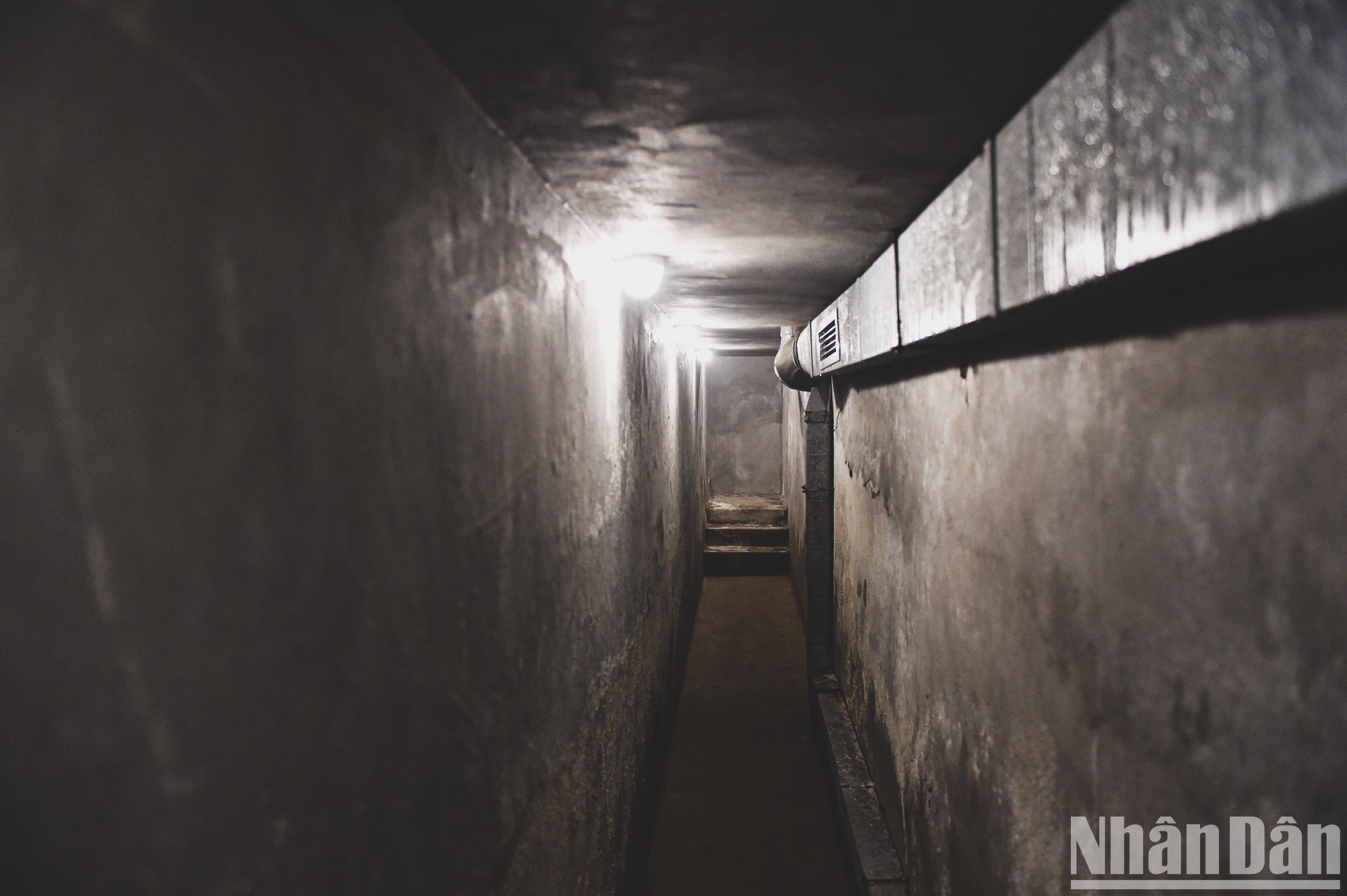 В последние дни декабря 1972 года корреспонденты с раннего утра и до позднего вечера бывали в этом бомбоубежище, готовы к выполнению своих обязанностей. В последние дни декабря 1972 года корреспонденты с раннего утра и до позднего вечера бывали в этом бомбоубежище, готовы к выполнению своих обязанностей.