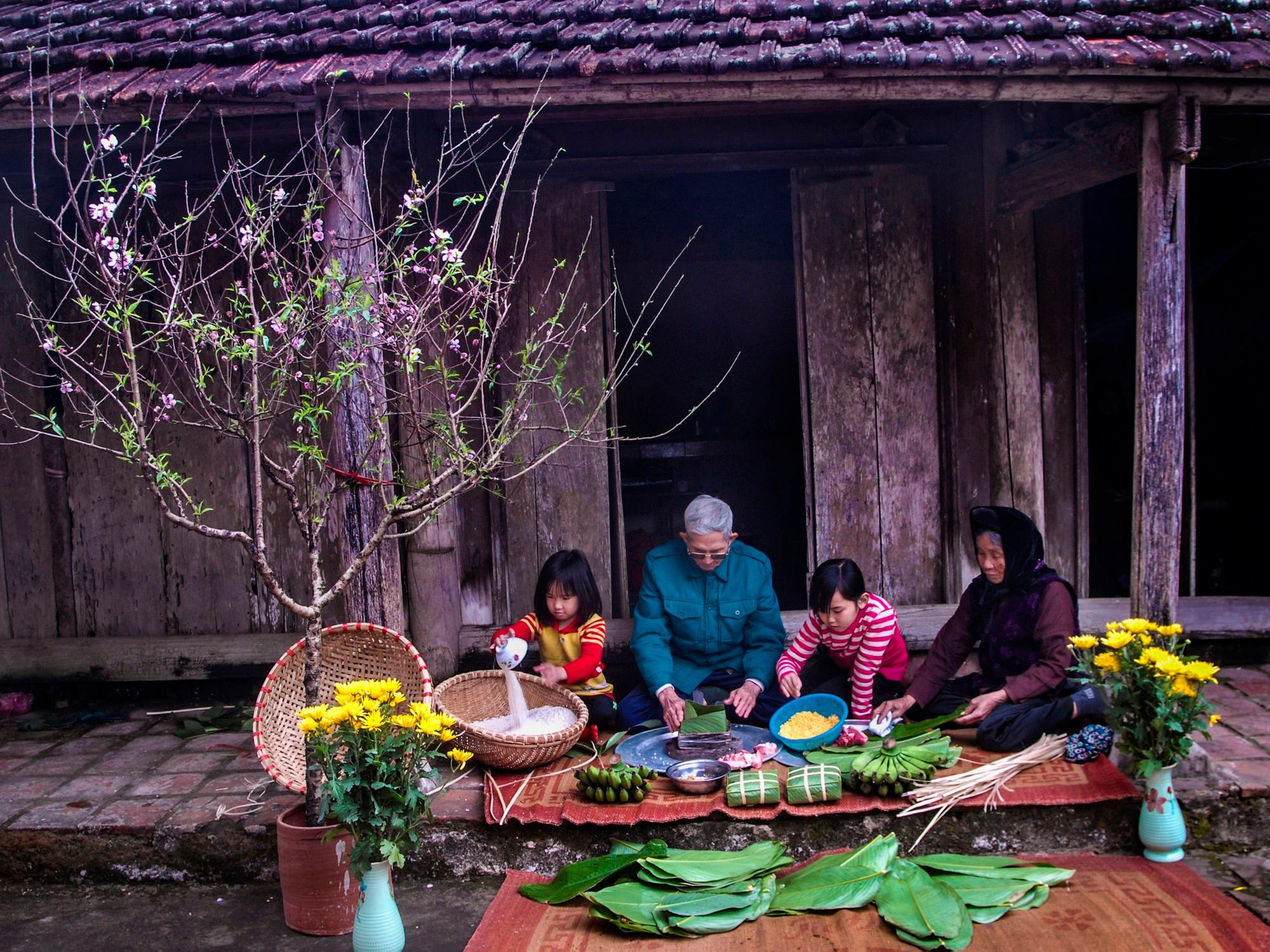 Приготовление новогоднего рисового пирога «баньтьынг». Фото: Ву Кхой Приготовление новогоднего рисового пирога «баньтьынг». Фото: Ву Кхой